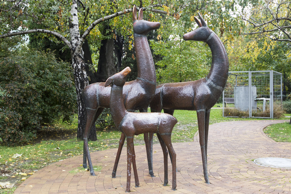 Статуя оленей с оленёнком в Сочи