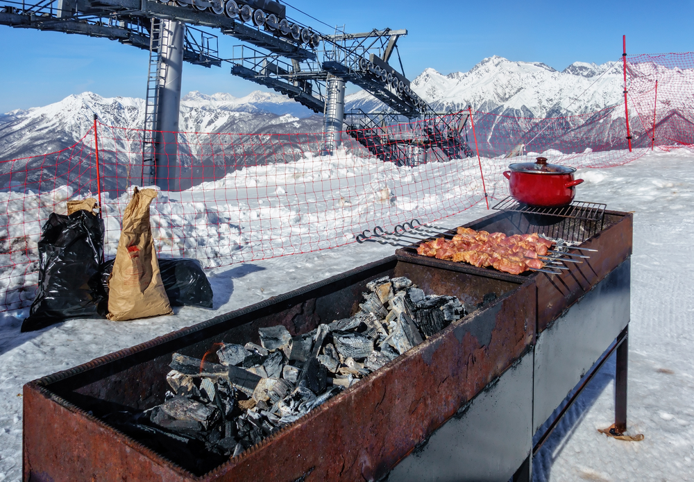 Шашлык возле горнолыжного подъёмника