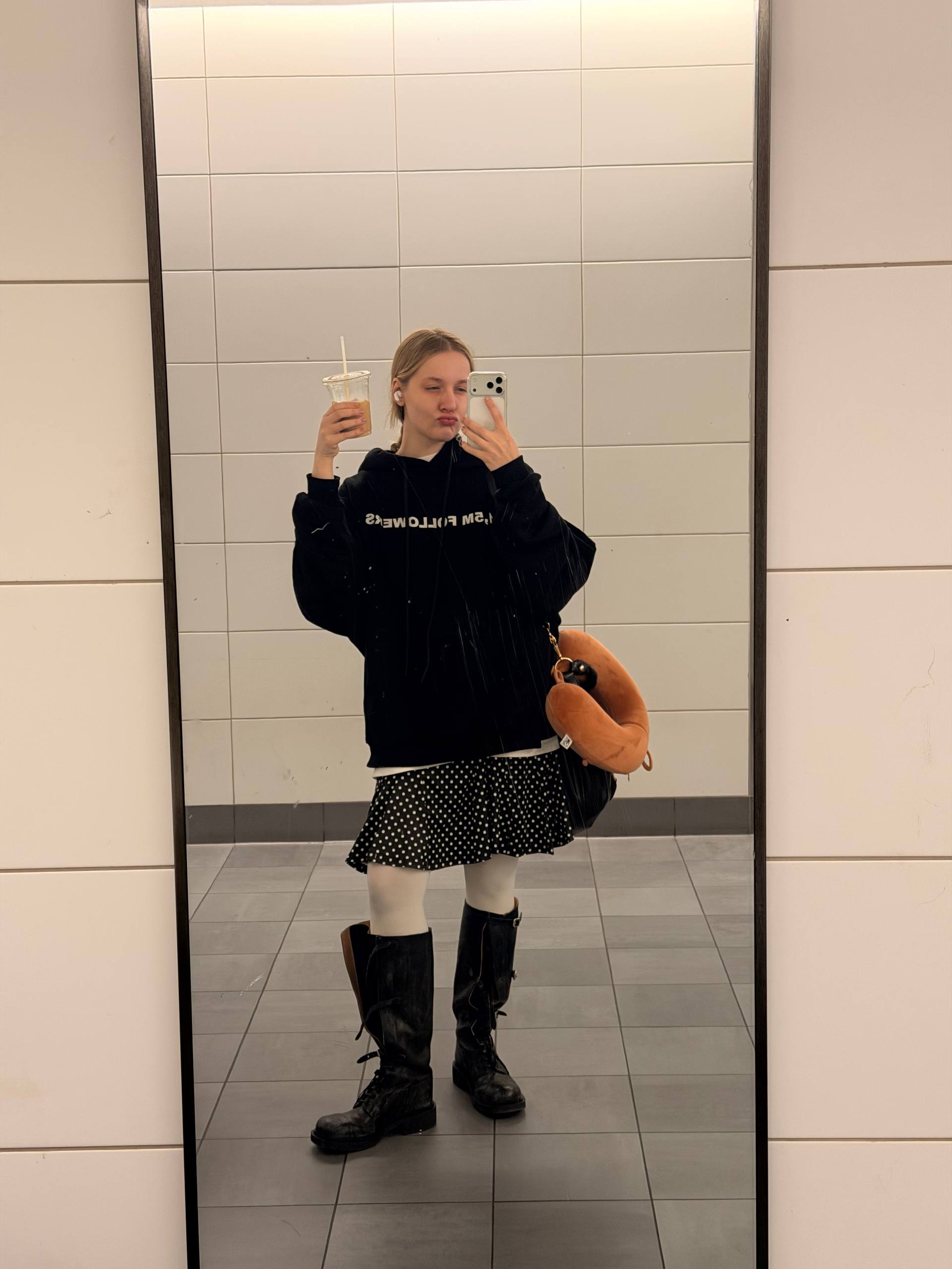 Зеркало в аэропорту