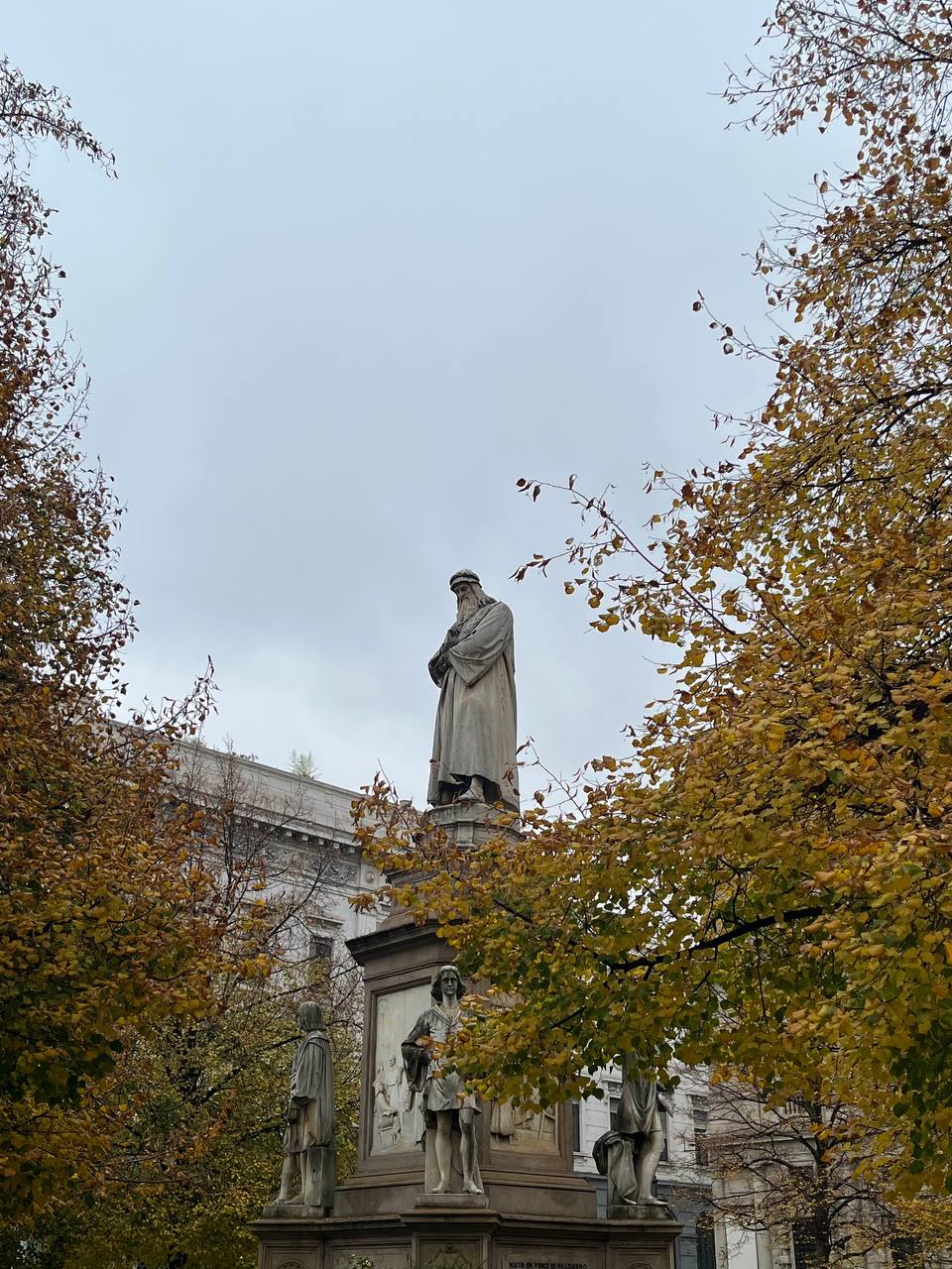 Памятник Леонардо да Винчи в Милане