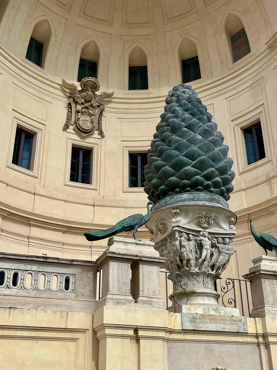 Двор Шишки в Ватикане