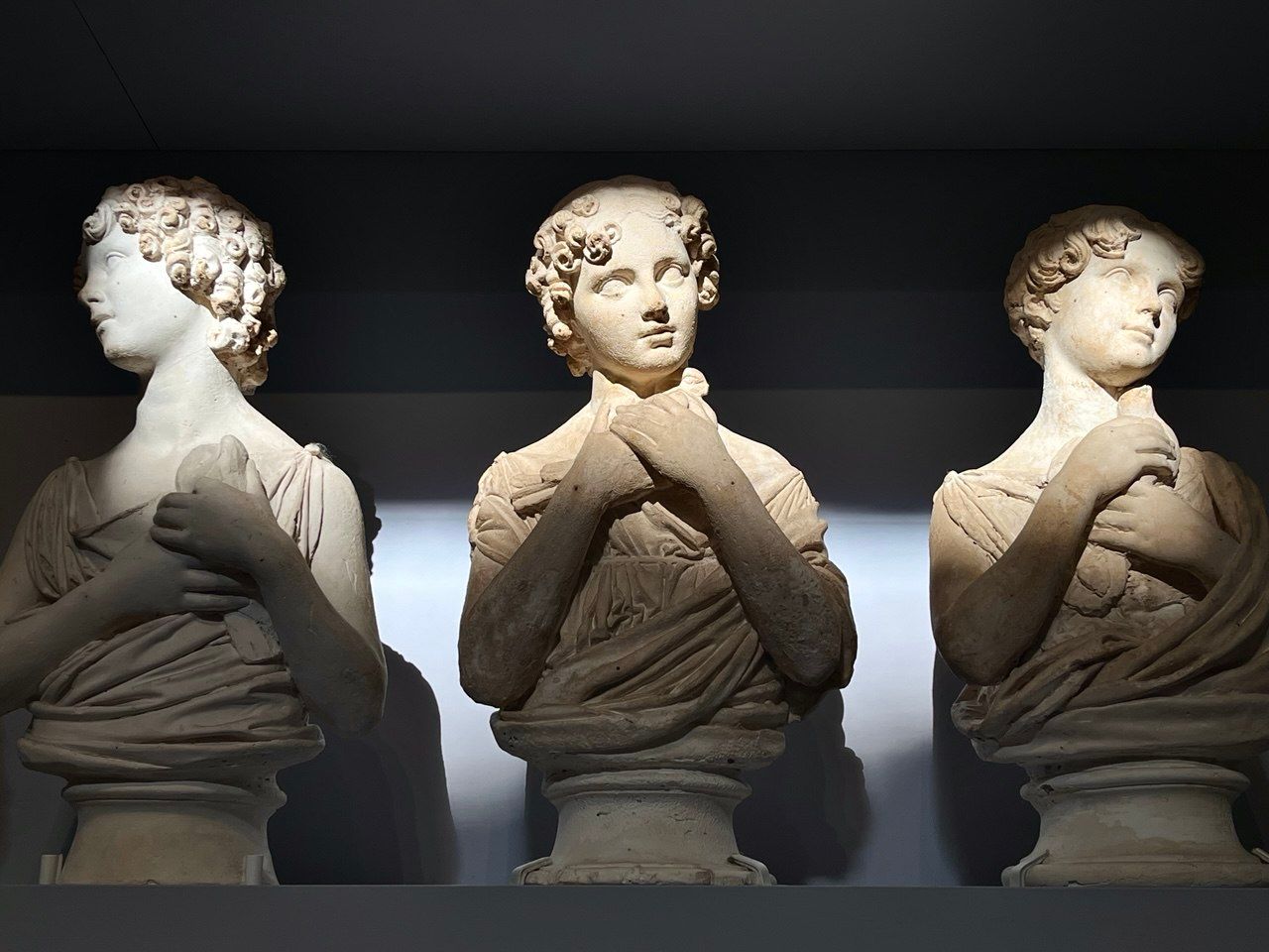 Скульптуры в галерее Академии во Флоренции