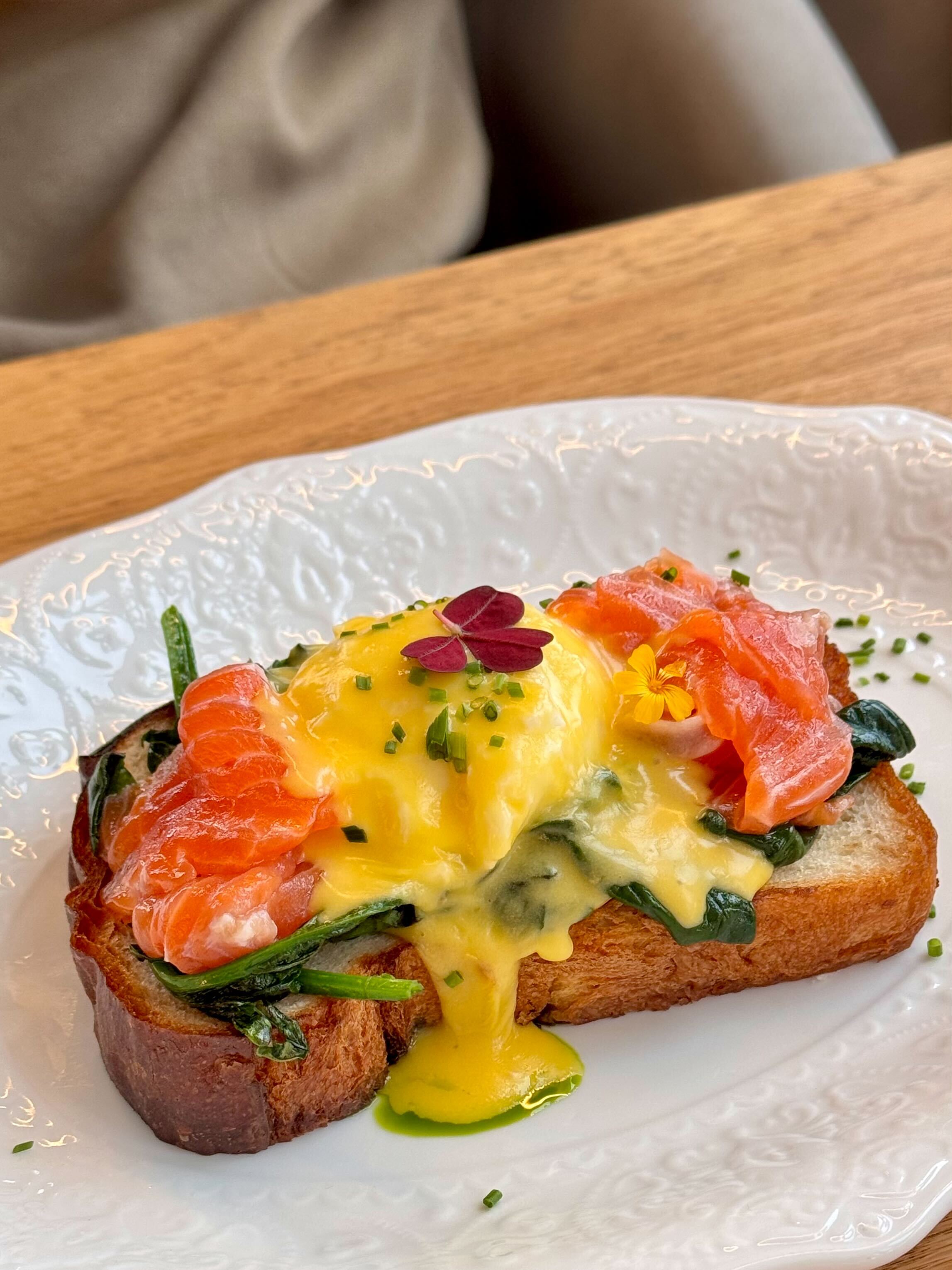 Блюдо «Птички» Бенедикт с форелью слабой соли.jpg