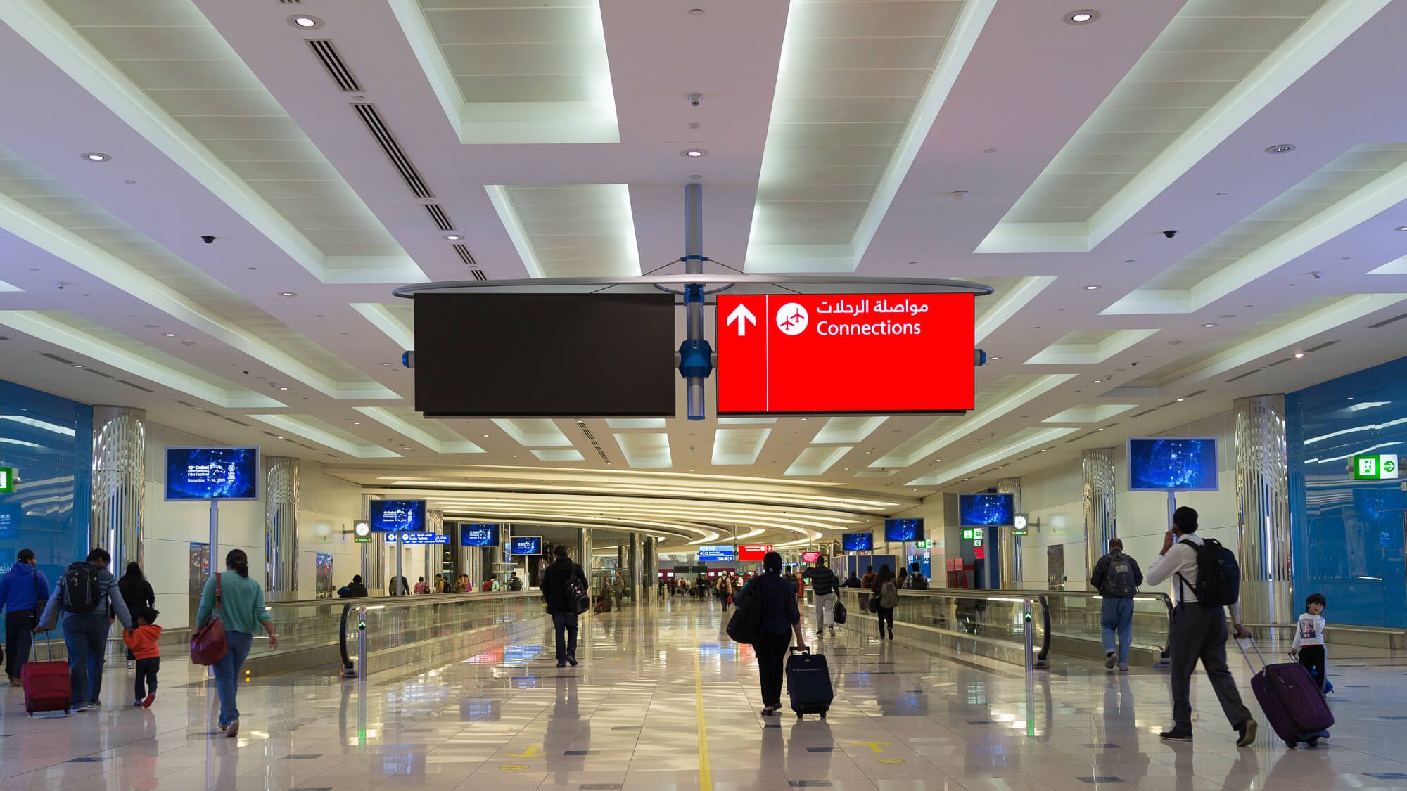 Указатель в аэропорту Дубая