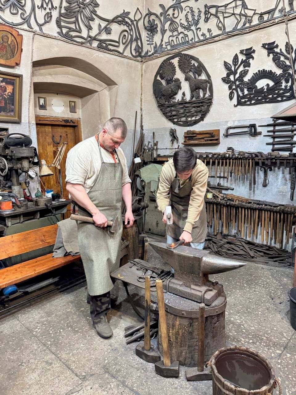 Филипп кует гвозди фото 2.JPG