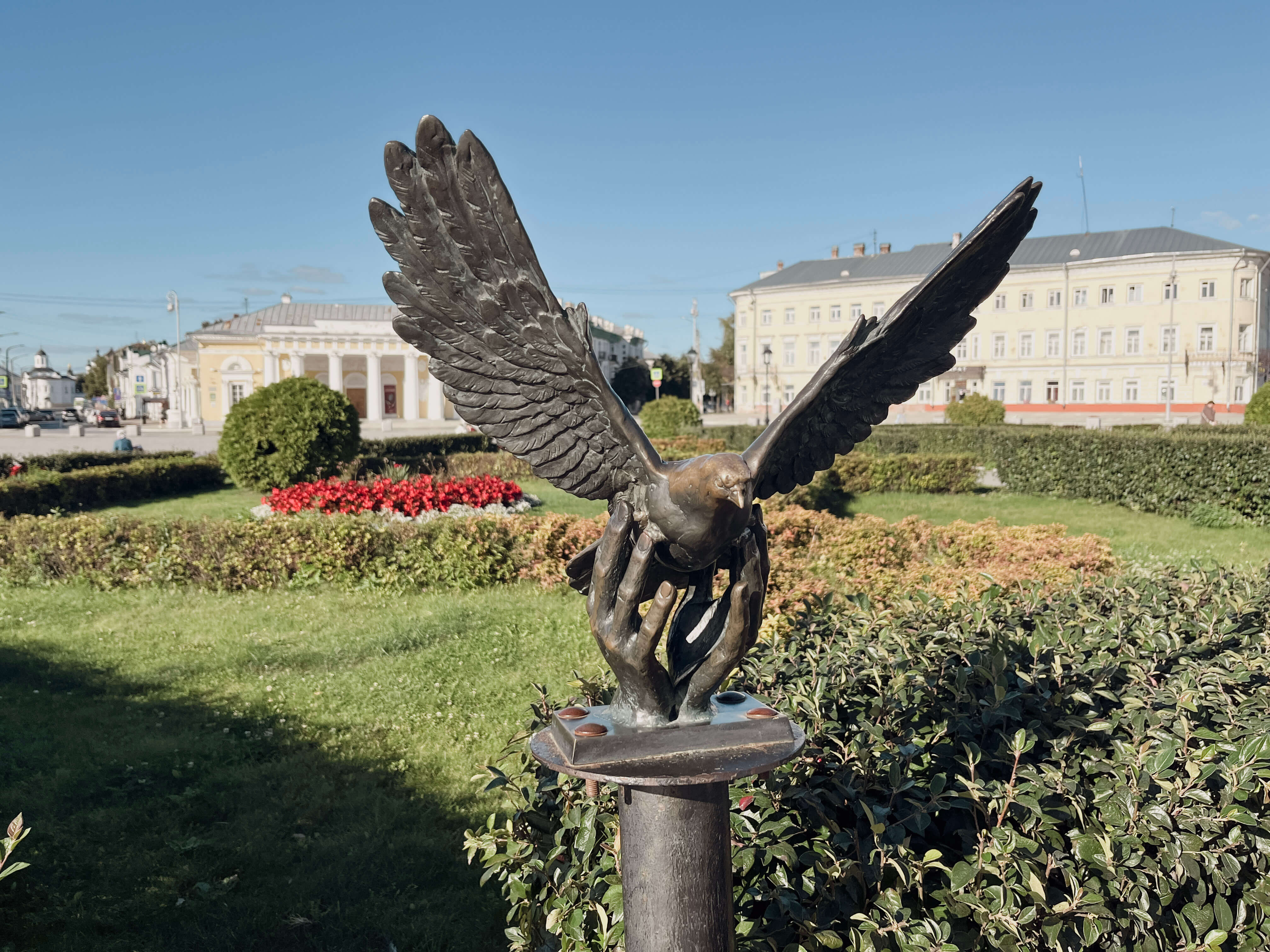 Памятник голубю в Костроме