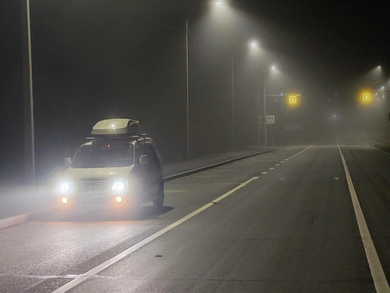 Машина на дороге