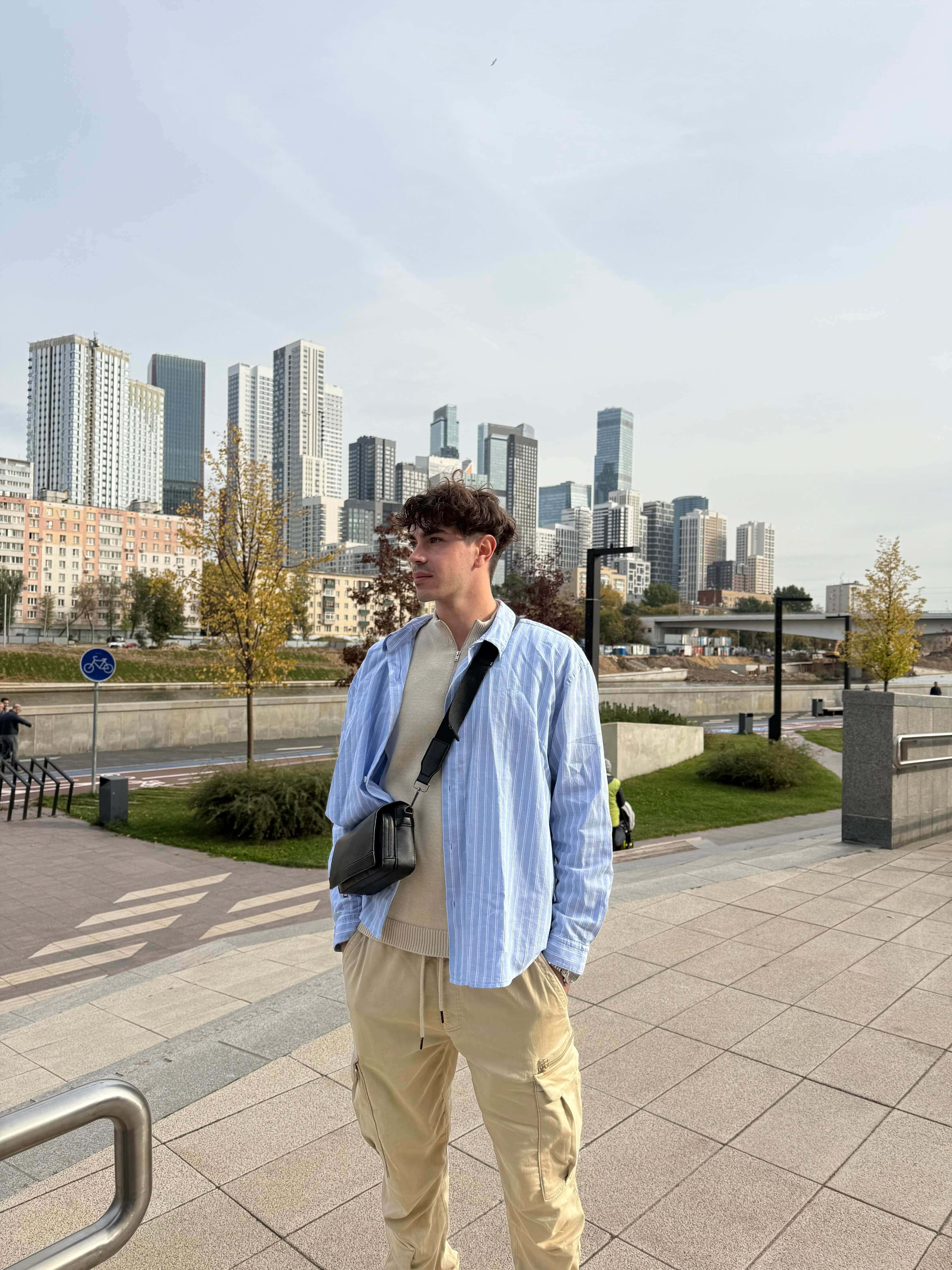 Турист на фоне небоскрёбов в Москве