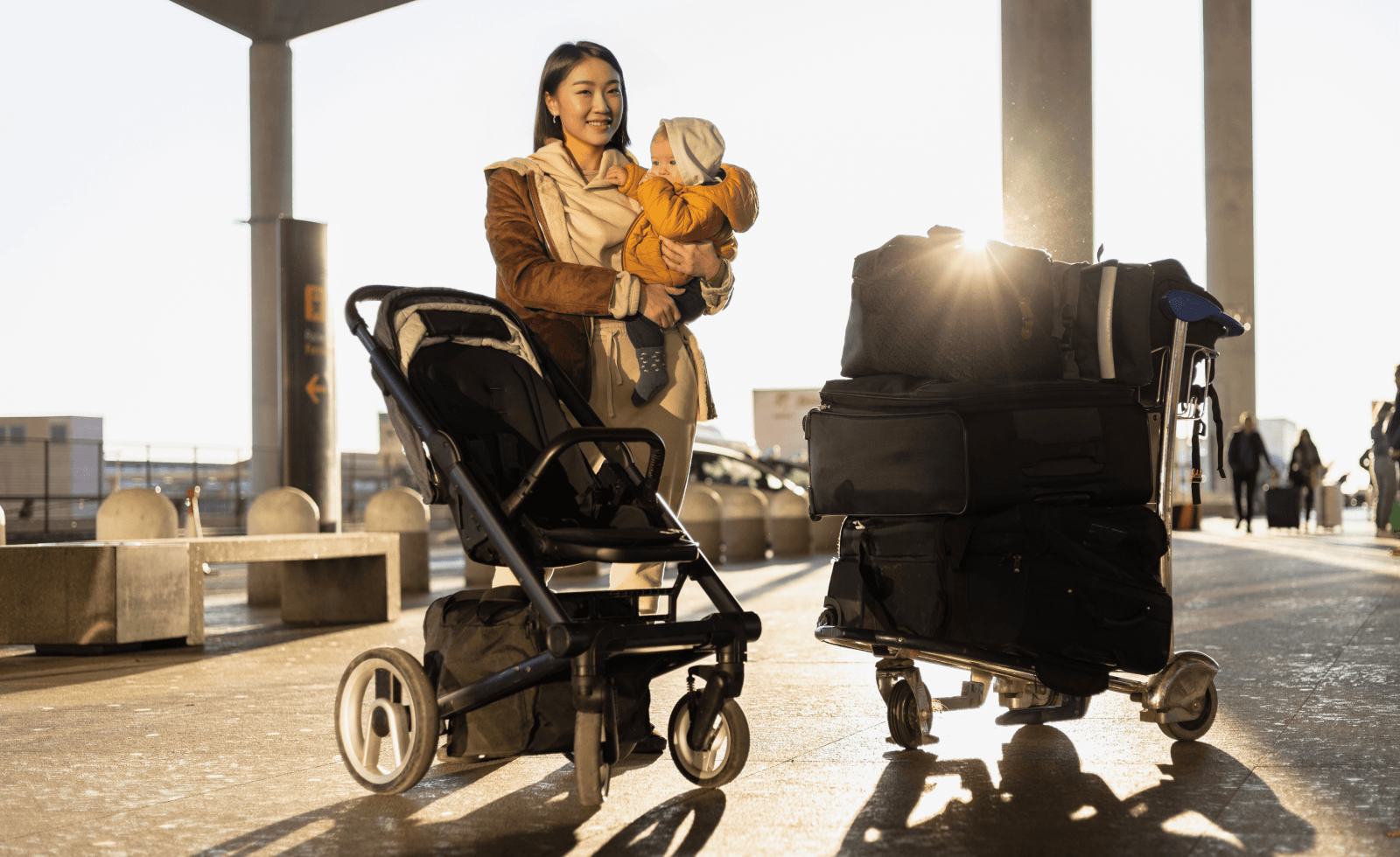 Бала арбасын ұшаққа ала кіруге бола ма: ереже мен шектеу