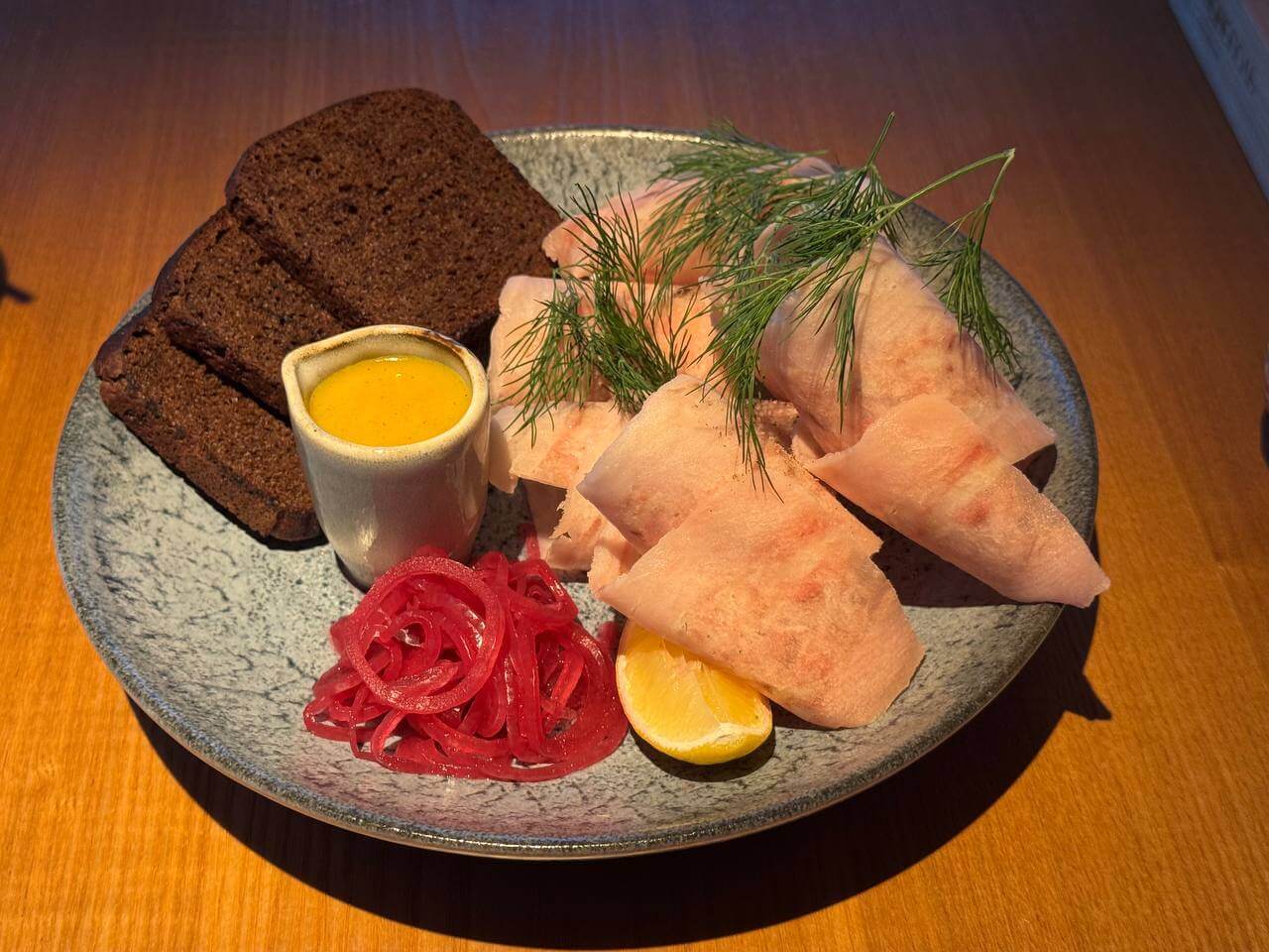 Рыбное блюдо в ресторане