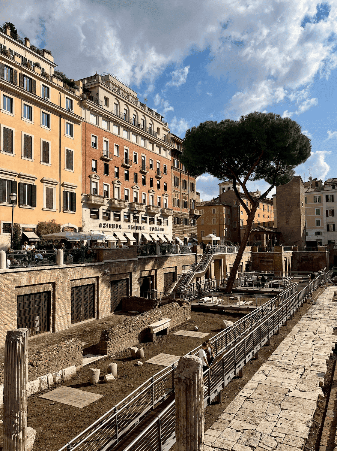 Площадь Ларго-ди-Торре-Арджентина в Риме