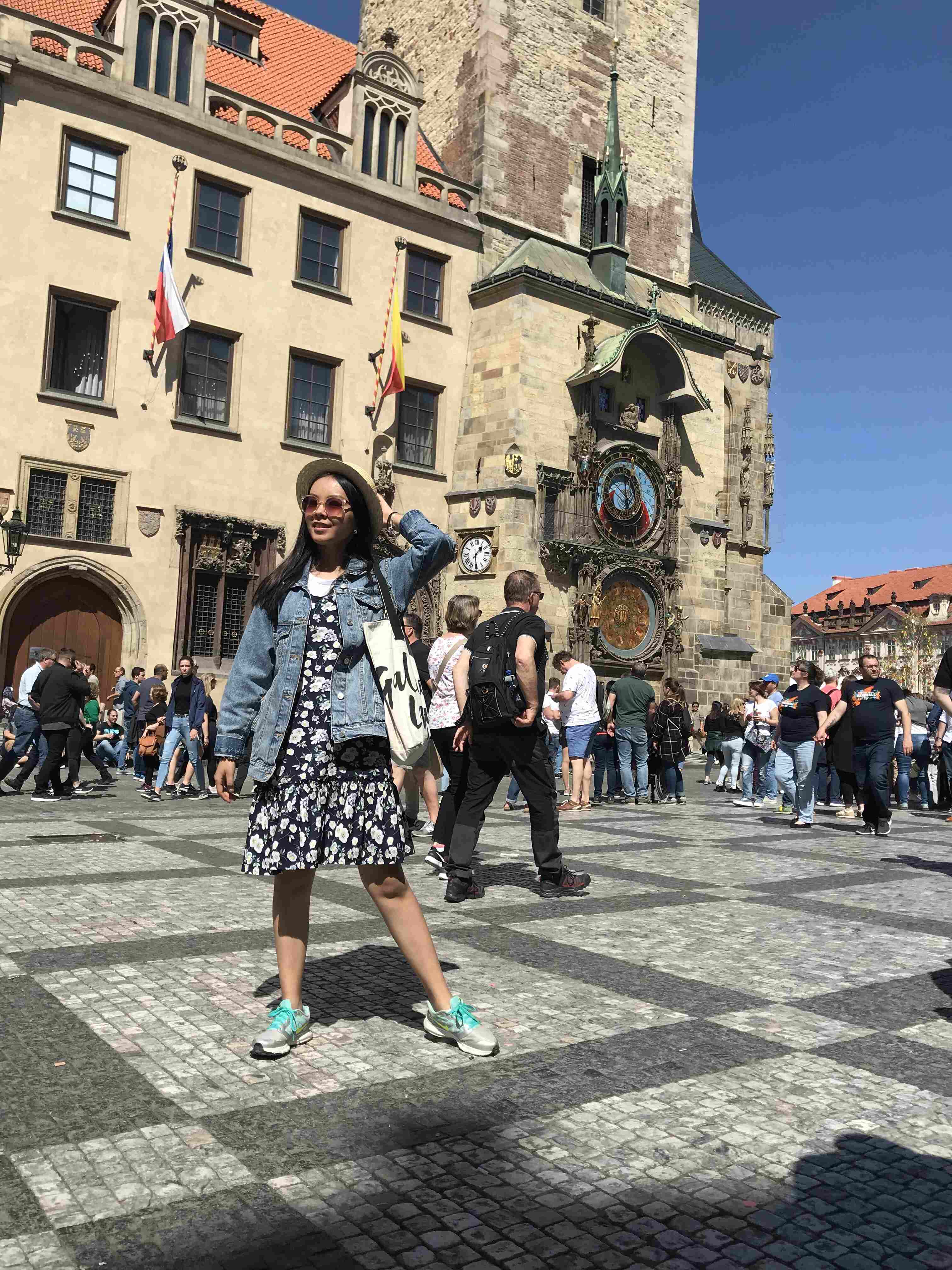 Староместская площадь и куранты.jpg