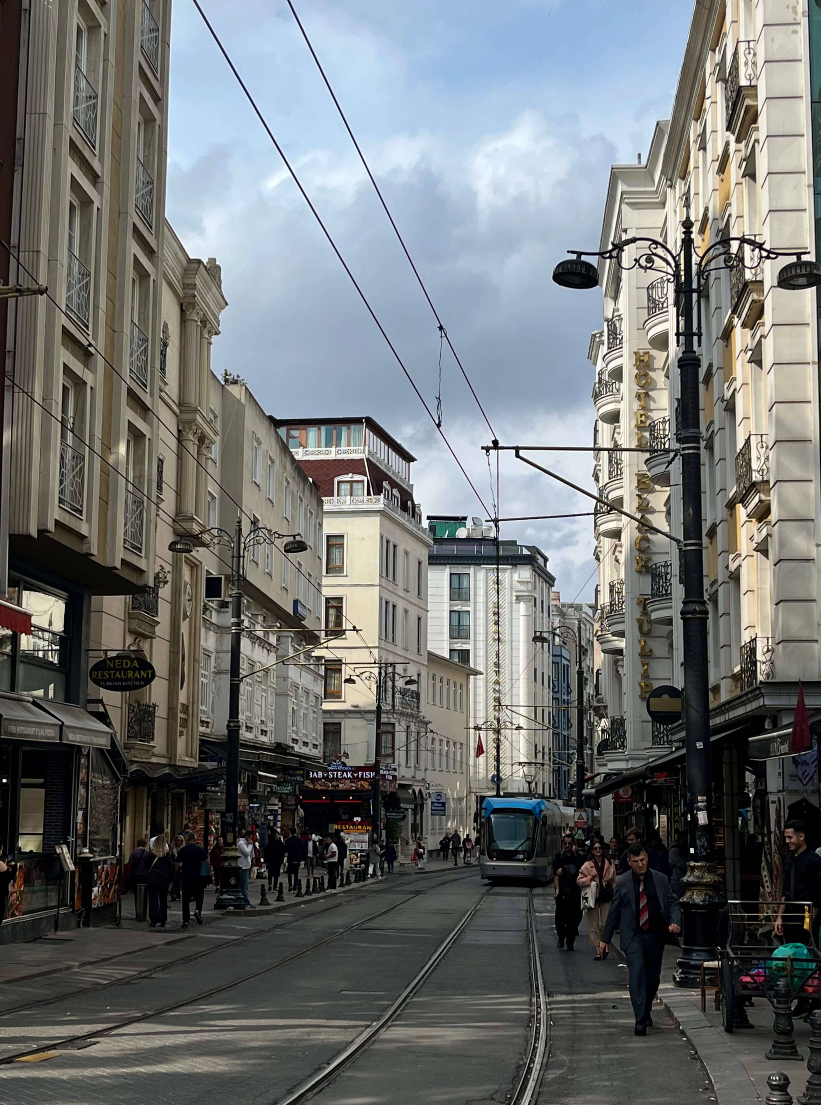 Улица Истикляль в Стамбуле.jpg