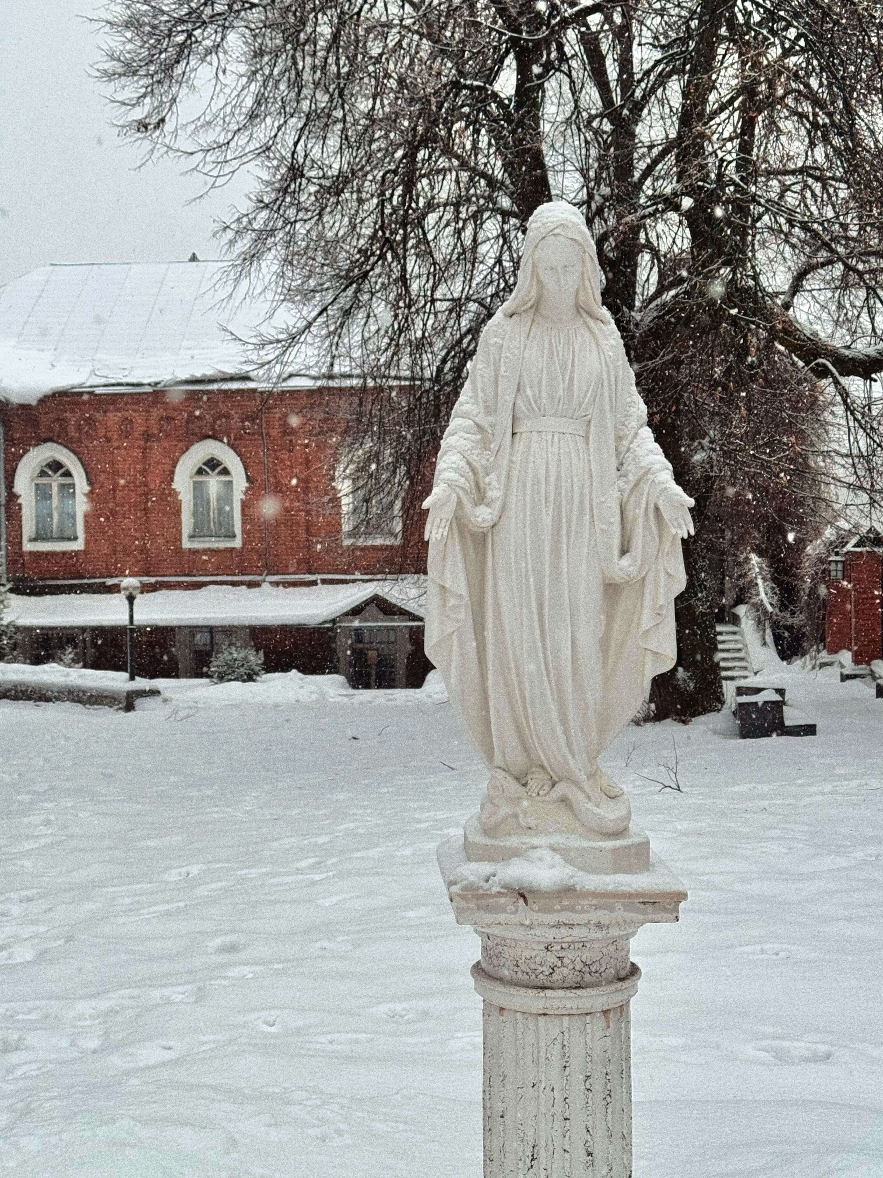 Внутренний двор католической церки фото 3.jpg