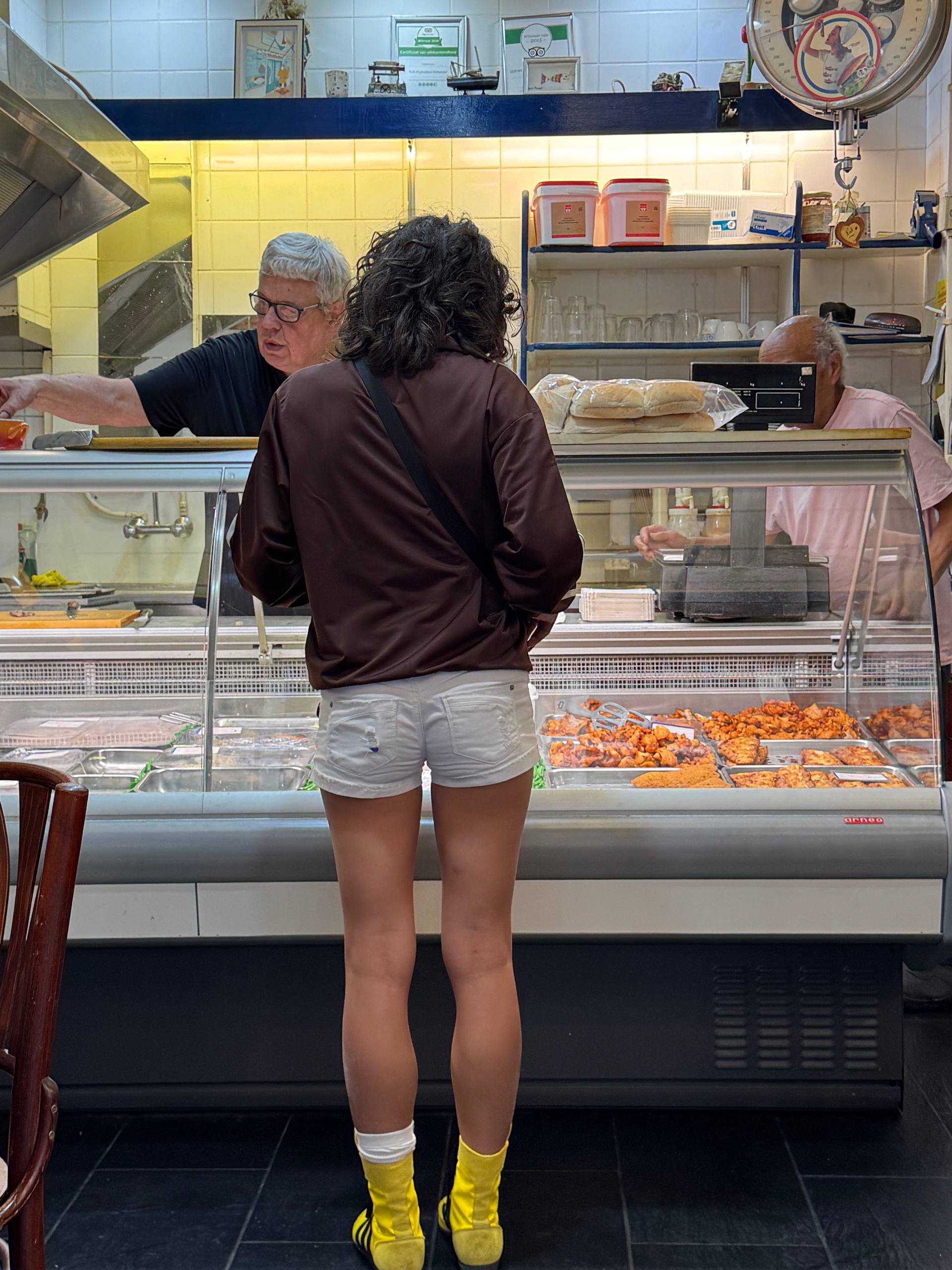 Яся выбирает селедку.jpg