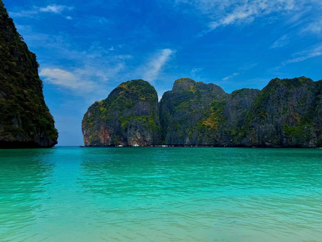 Бухта Майя Бэй, где снимали фильм «Пляж» с Леонардо ДиКаприо