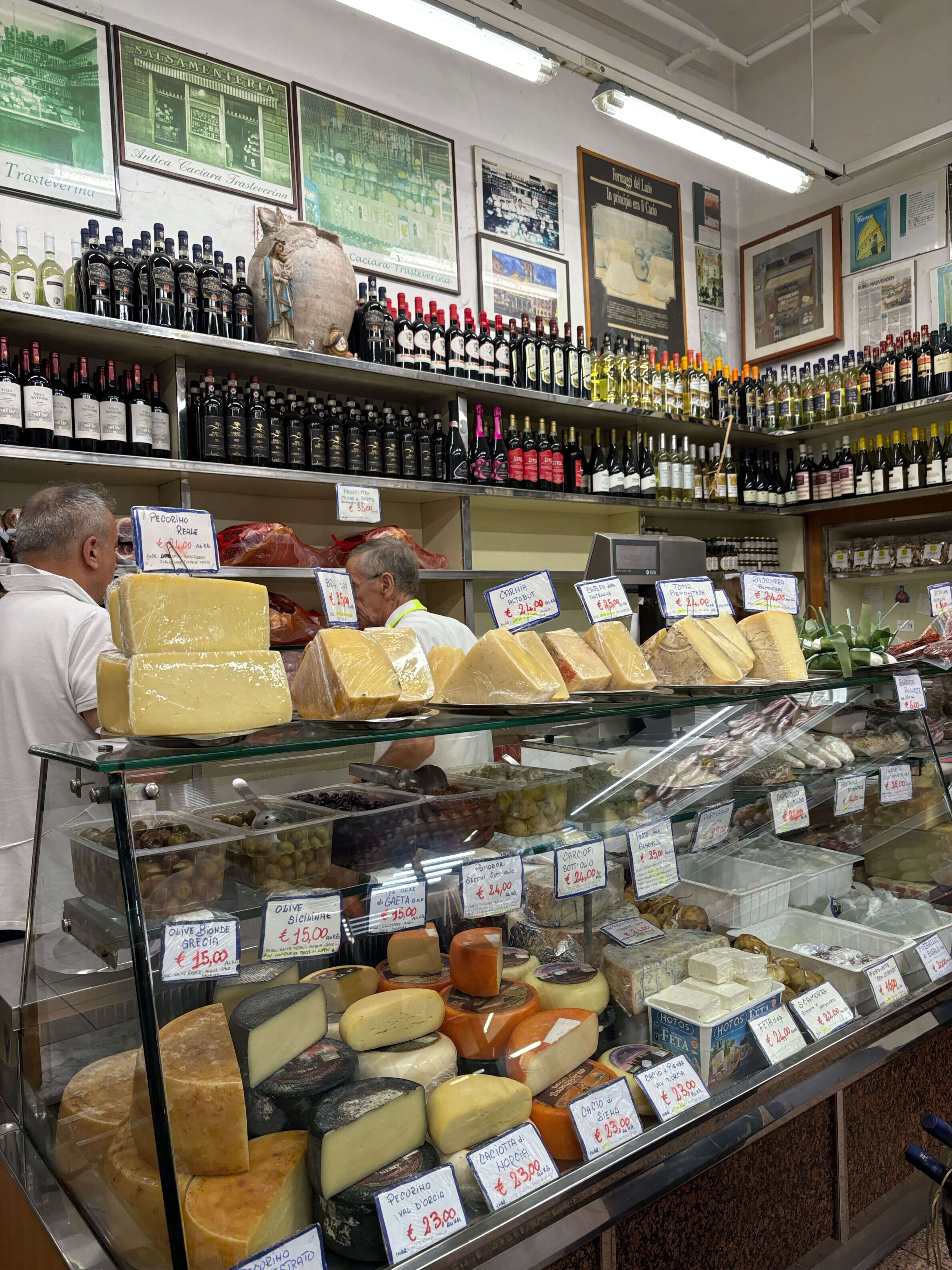 фермерский магазин в трастевере с фотографими владельца (1).jpg