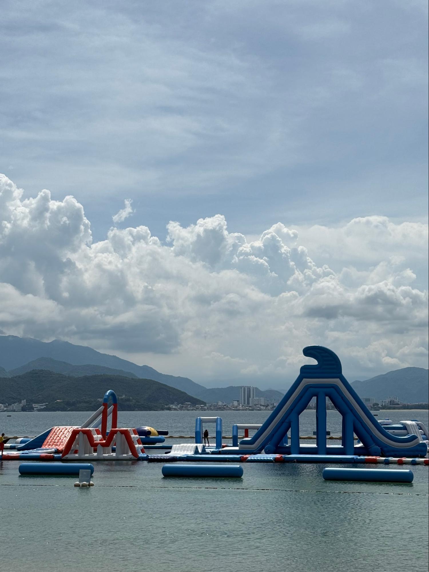 Надувной аквапарк в VinWonders