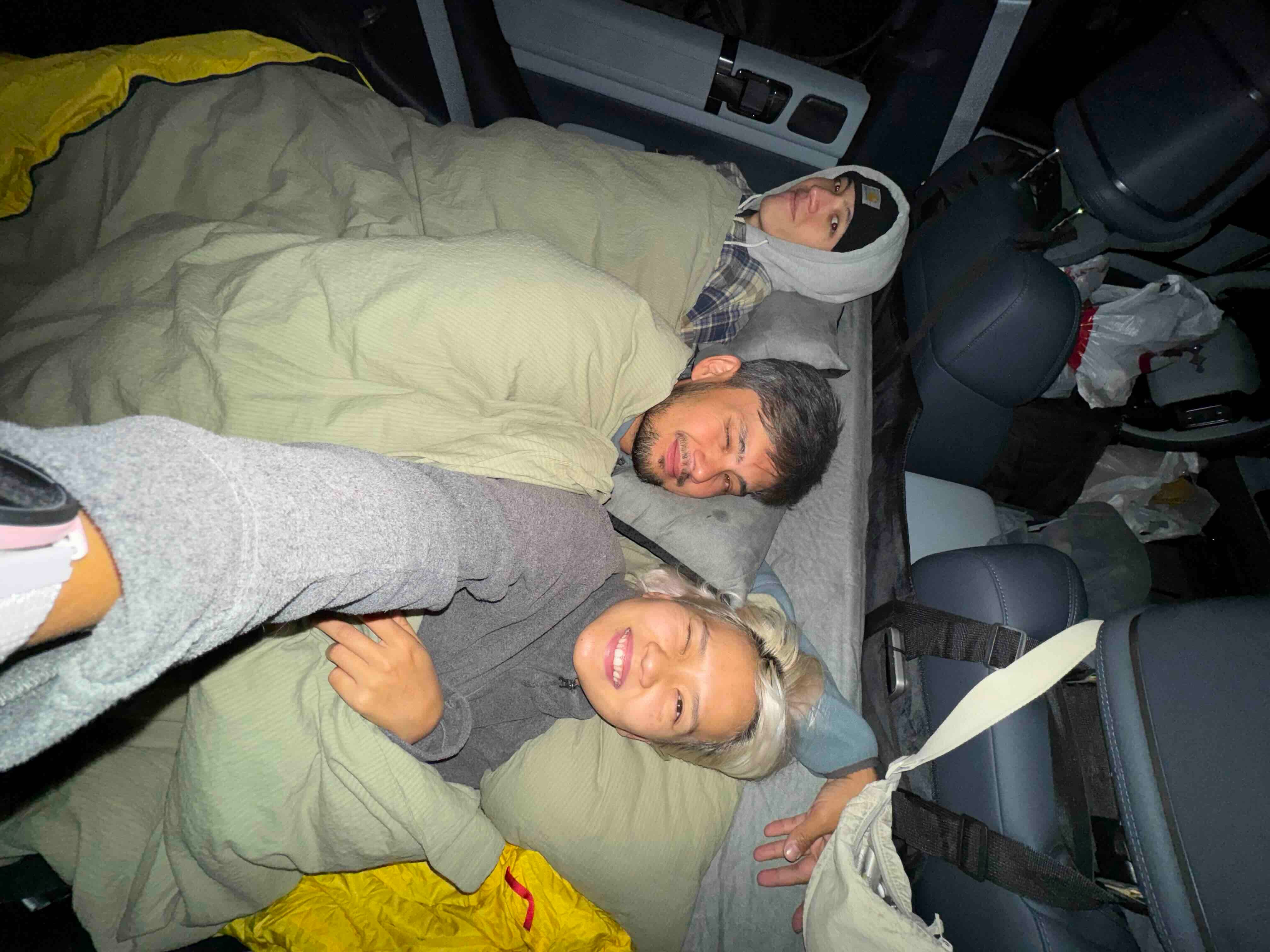 машинная кровать на троих на парковке ясной поляны2.jpg