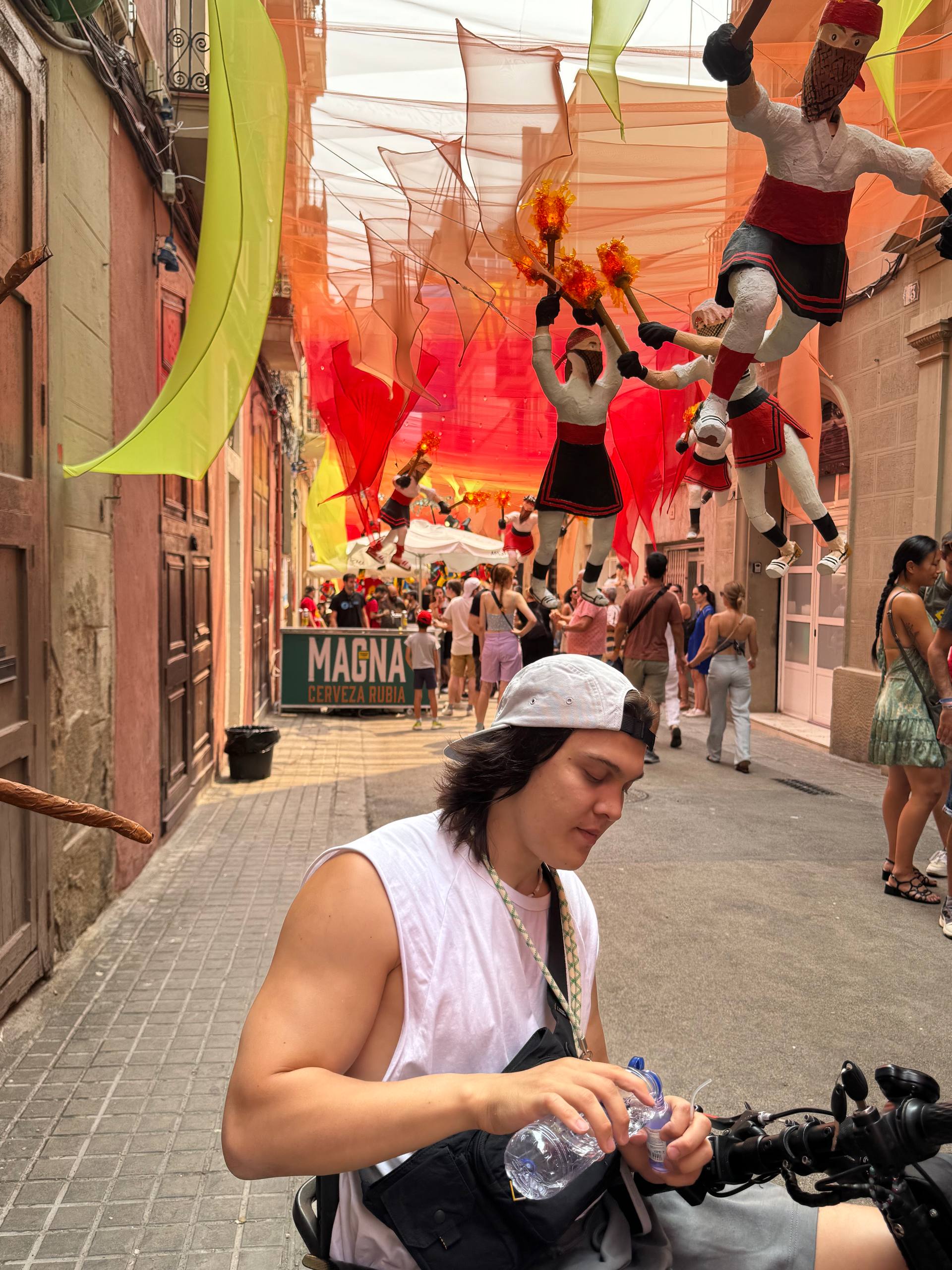 на одной из улиц фестиваля, заливаю воду в баночку.jpg