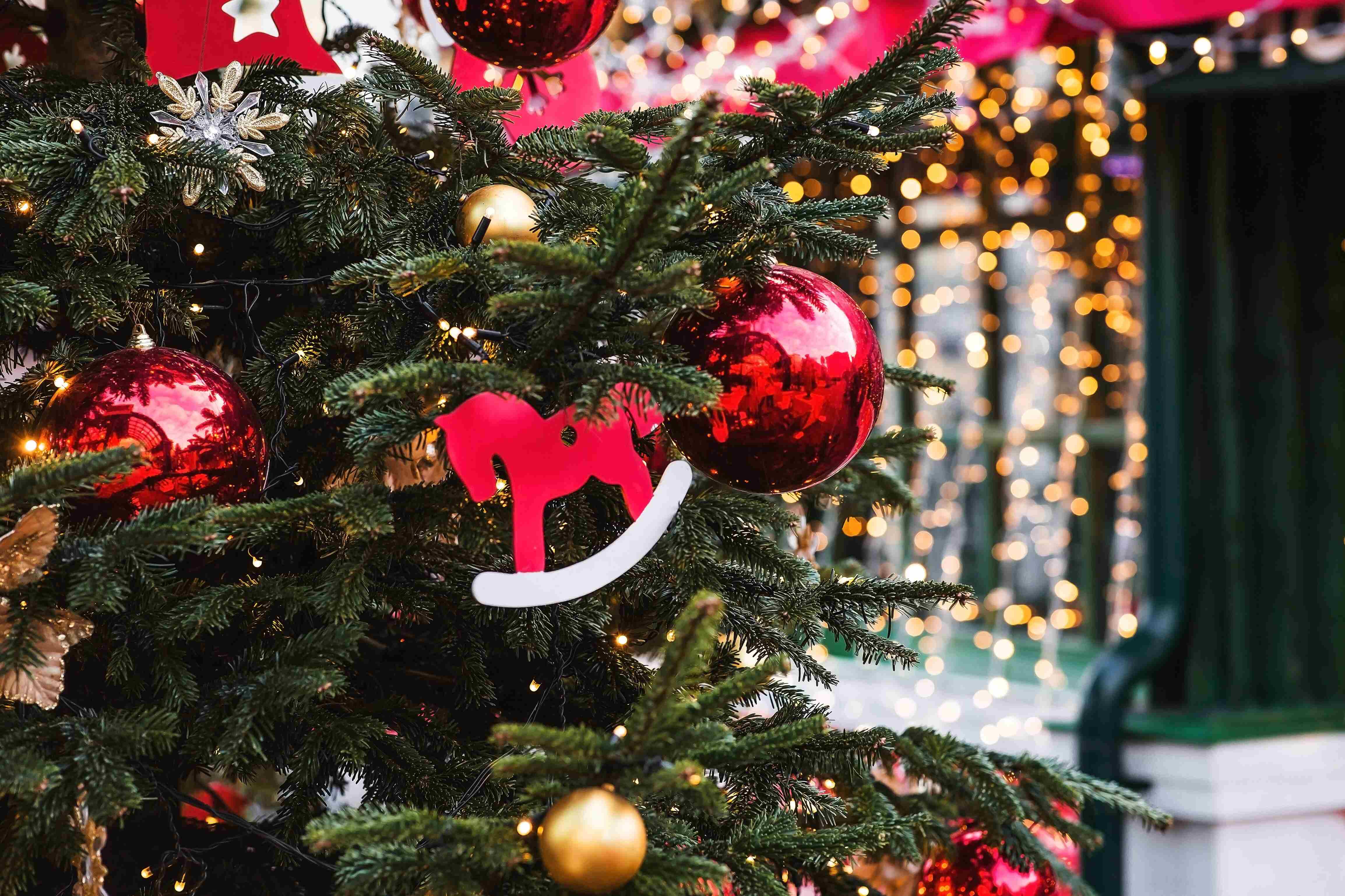 Әр елдің салты басқа: Жаңа жылда ыдыс шағу, тас сыйлау, қызыл іш киім кию дәстүрлері