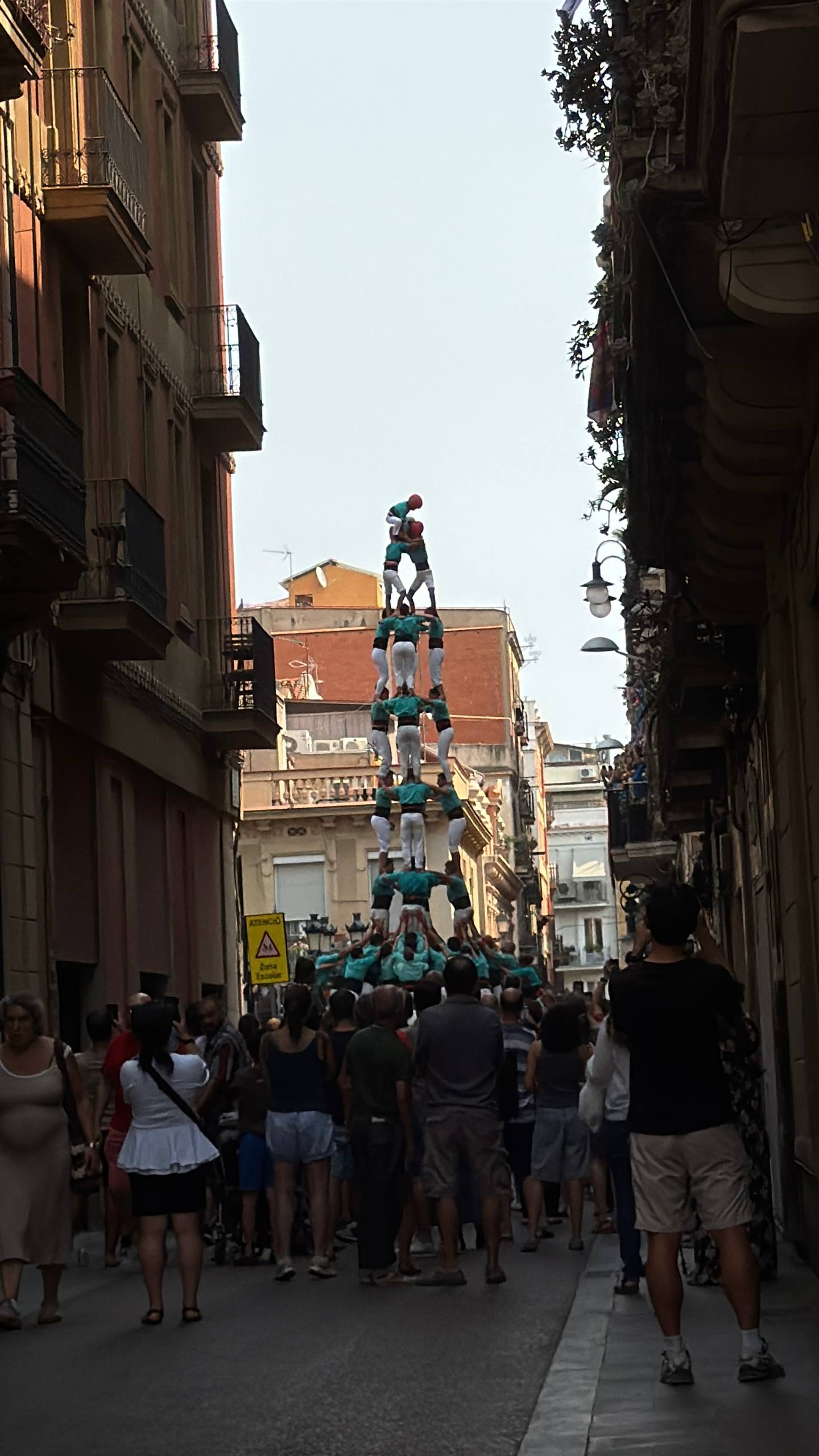 пирамида в центре площади .jpg