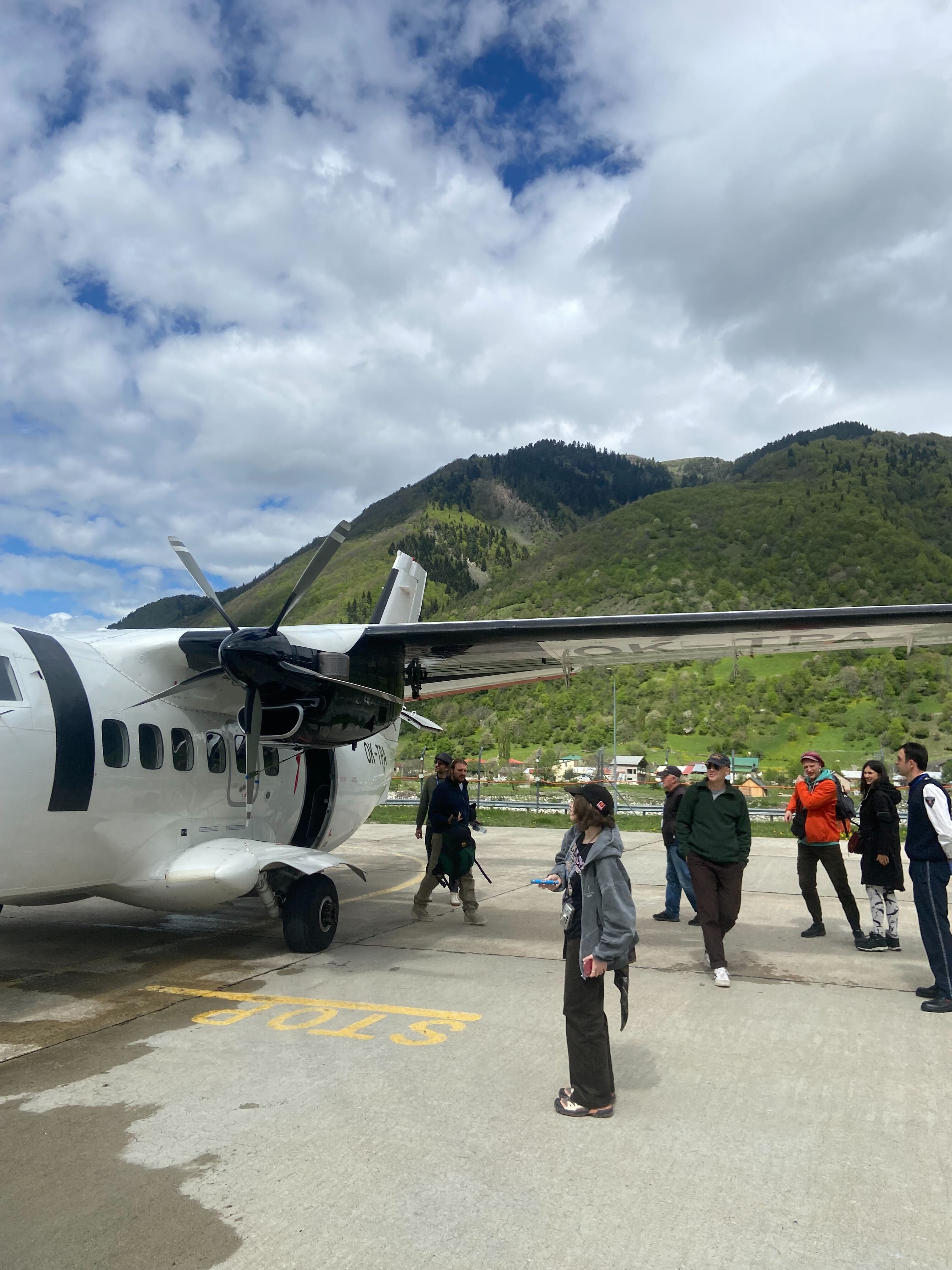 Небольшой самолёт в горах