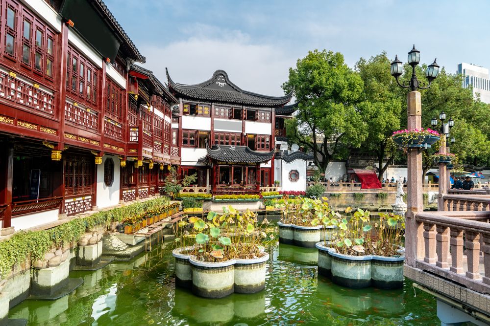Храм Чэнхуанмяо рядом с садами Юйюань в Шанхае, Китай