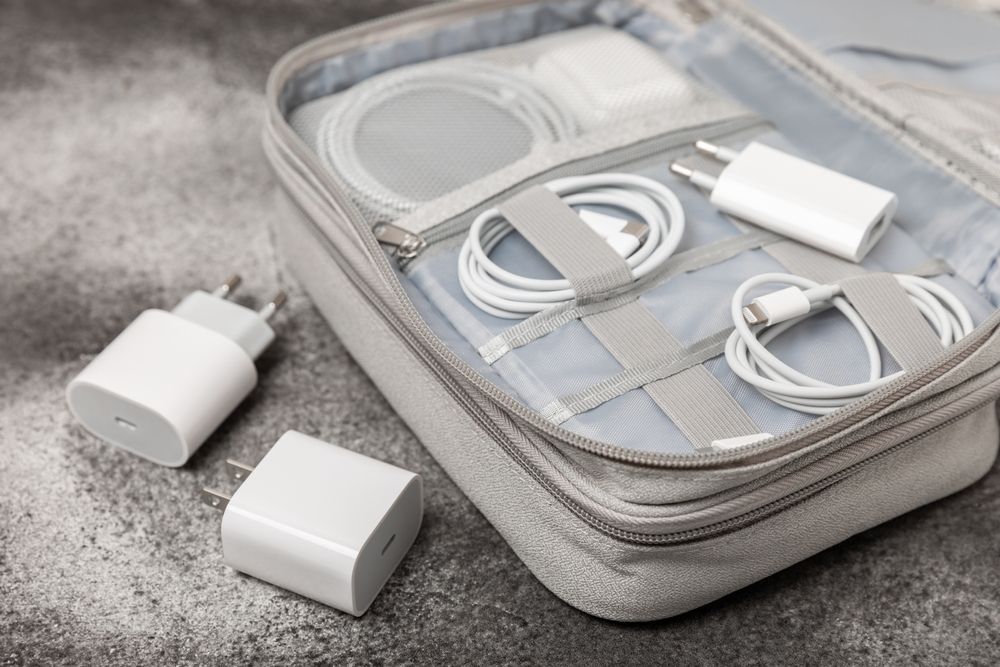 Переходники и провода в сумке для путешествия