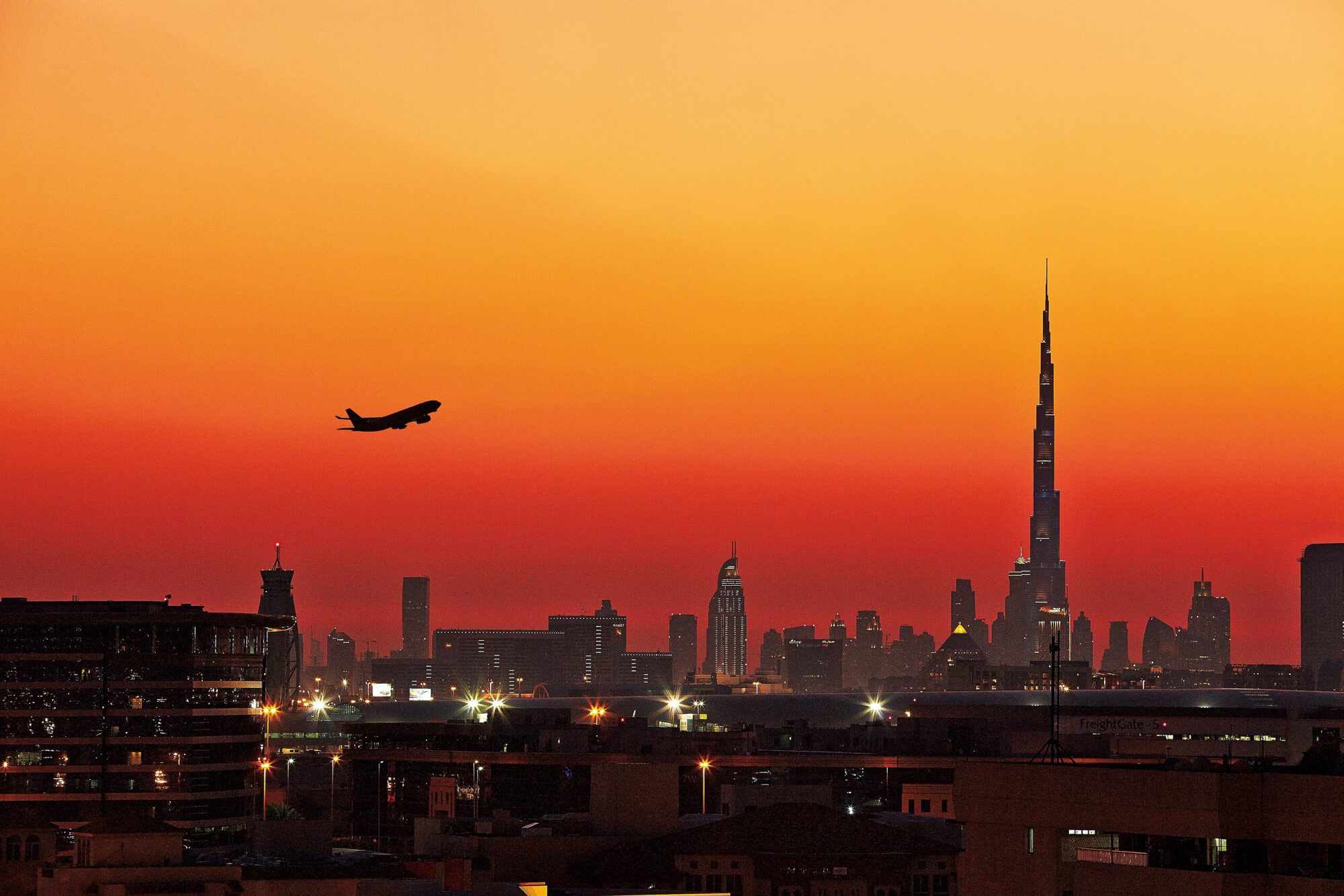 Самолёт на фоне заката