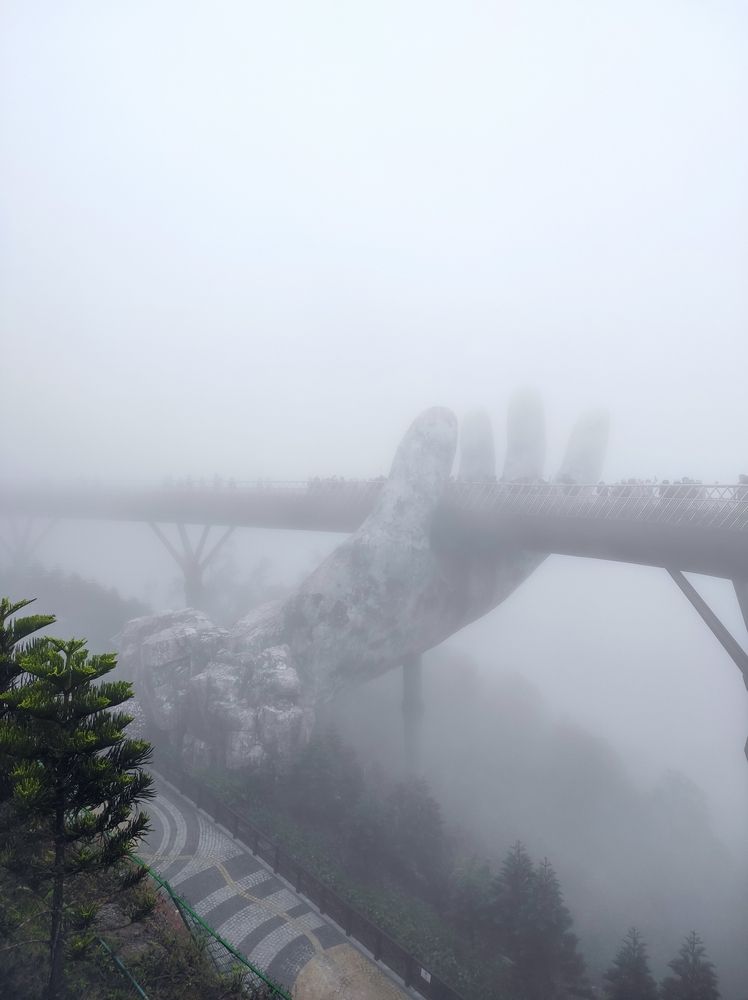 мост в Дананге в туман