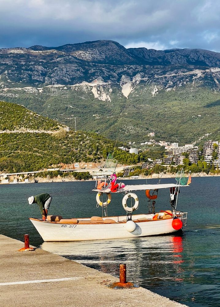 Лодка на берегу в Будве