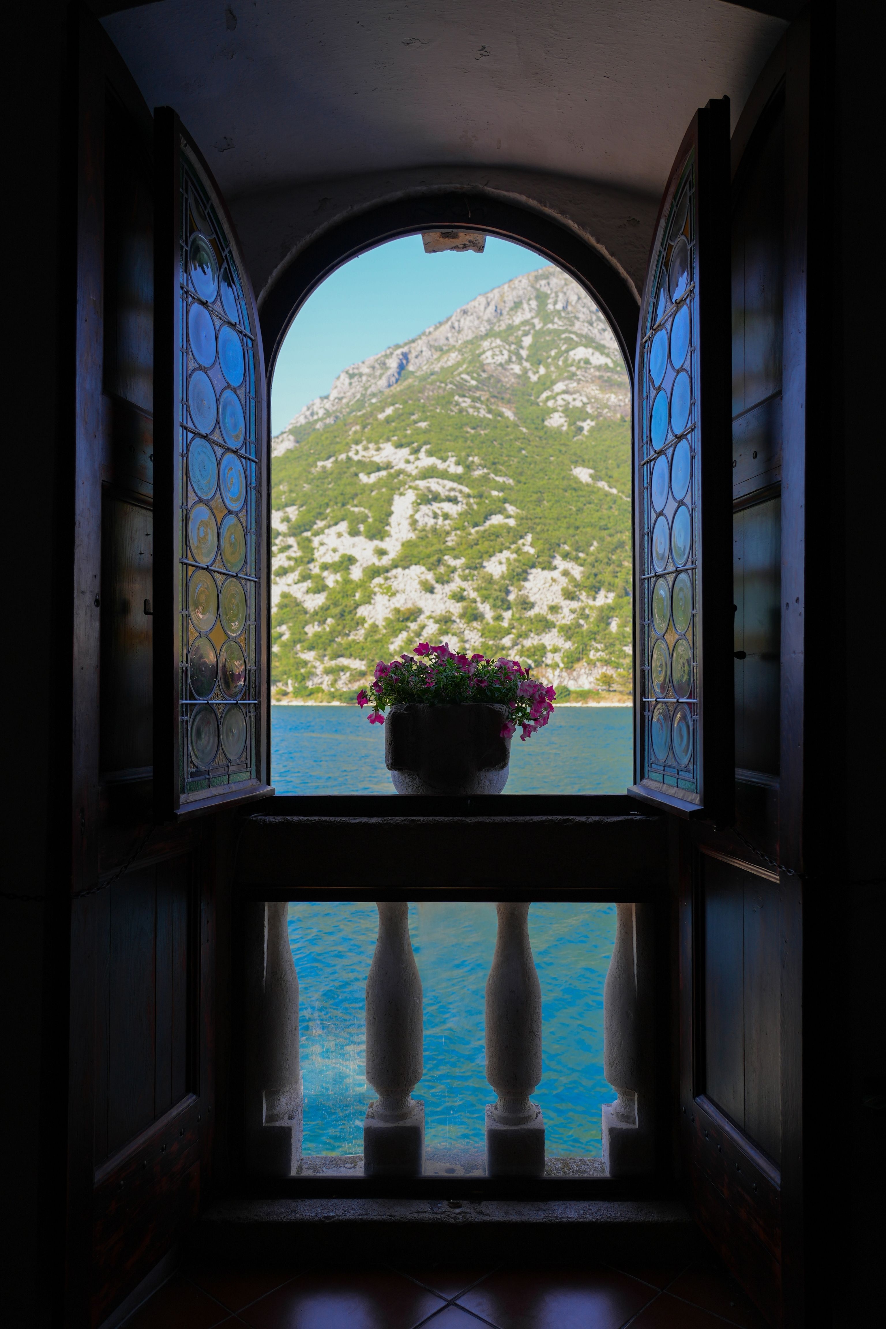 Вид из окна церкви в Черногории