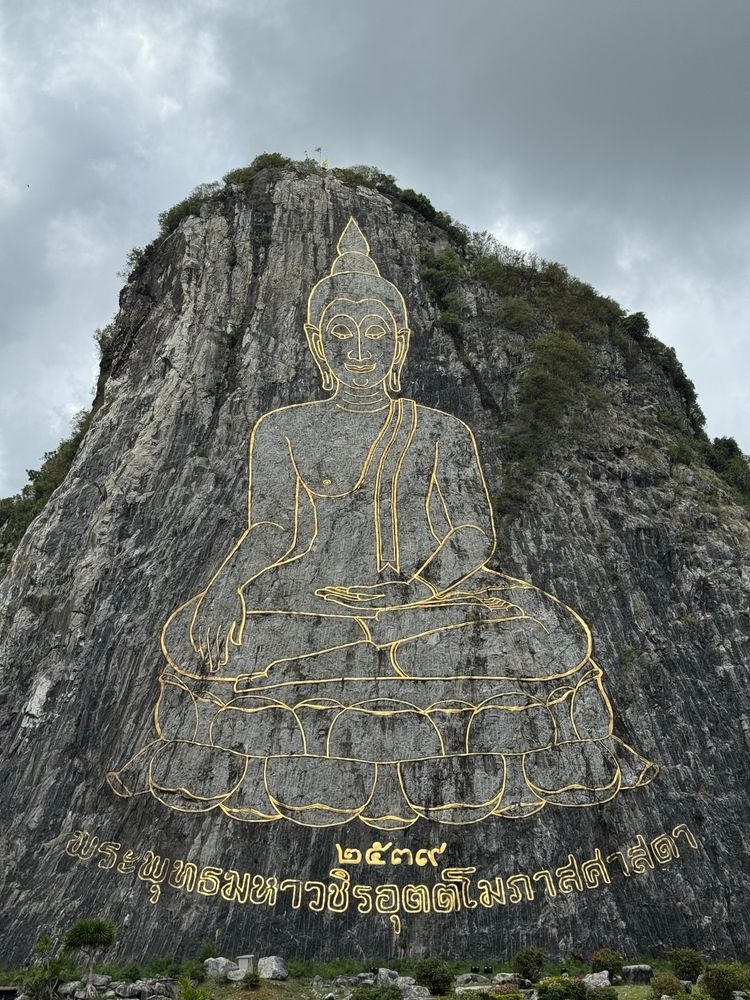 Скала с изображением Будды в Паттайе