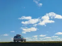 Машина на дороге