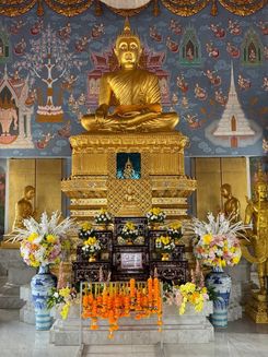 Статуя Будды в храме Ват Каев Кораварарам в Краби