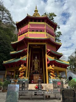 Храмовый комплекс «Пещера Тигра» в Таиланде