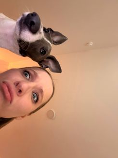 Блогер Настя Федько с собакой