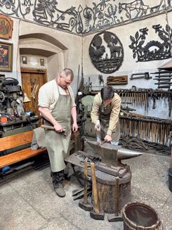 Филипп кует гвозди фото 2.JPG