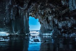 Гроты, покрытый льдом