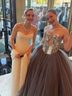 Настя Федько и Аманда Сайфрид на премии «Золотой глобус»