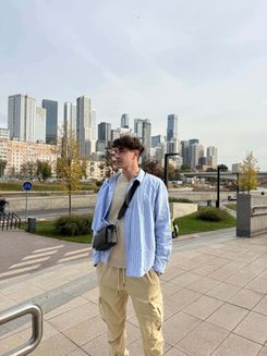 Турист на фоне небоскрёбов в Москве