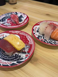 Конвейерные суши в кафе Sushiro (1).jpg