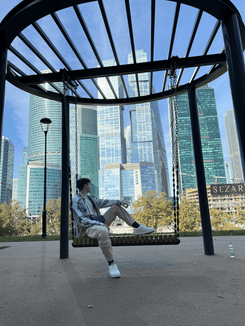 Турист на фоне Москвы-Сити