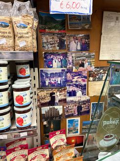 фермерский магазин в трастевере с фотографими владельца.jpg