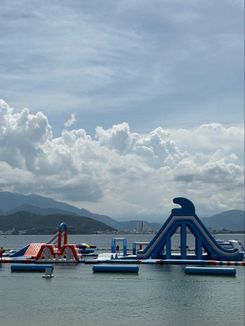 Надувной аквапарк в VinWonders