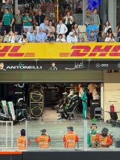 инженеры смотрят гонку.jpeg