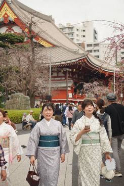 японки в традиционной одежде.jpg
