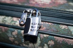 Навесной замок на чемодане