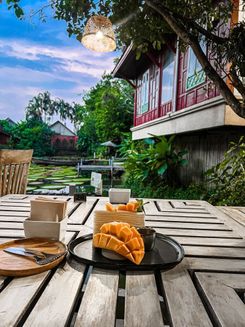 Кафе с кувшинками на Пхукете